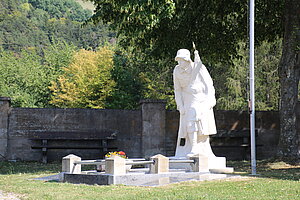 Pöggstall, Kriegerdenkmal bei Filialkirche hl. Anna im Felde